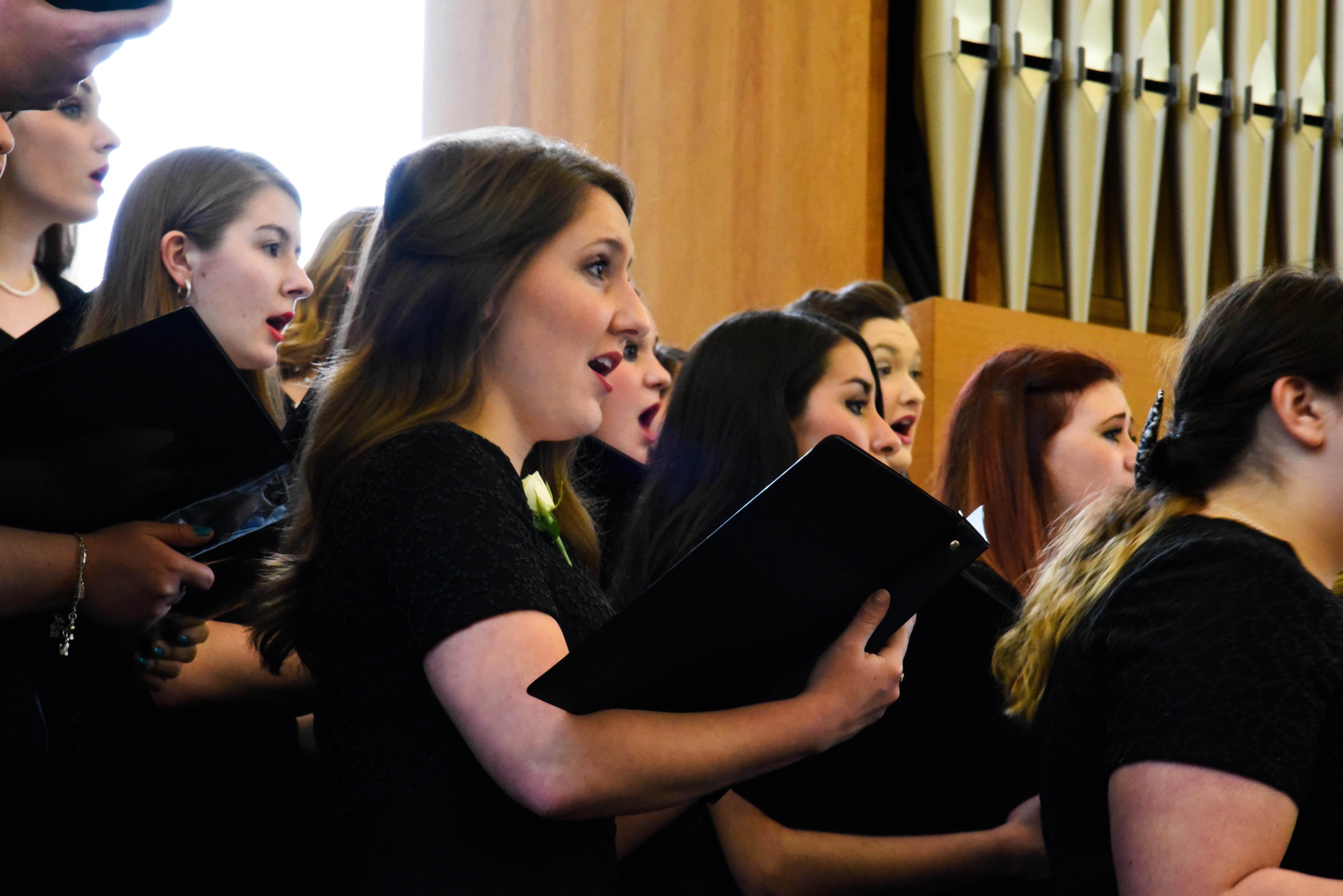 Cantus Femina performing